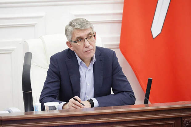 Дмитрий Миляев поздравил тулячек с 8 марта