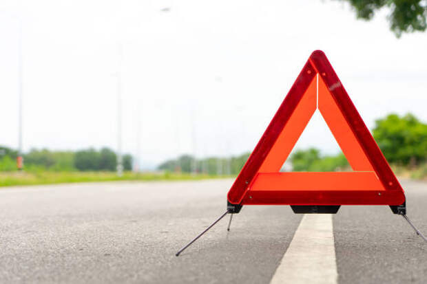 breakdown triangle stands alongside the road. car broke down sign on road concept. - дтп стоковые фото и изображения
