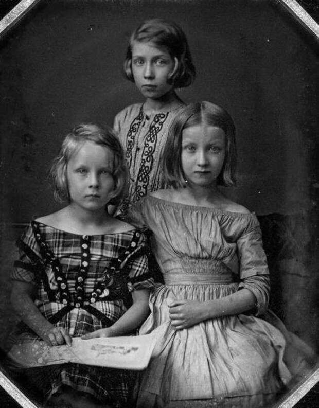 Дагерротипный портрет трех неопознанных девушек в Берлине, Пруссия, 1845. Автор: Карл Густав Охме.  история, люди, фото