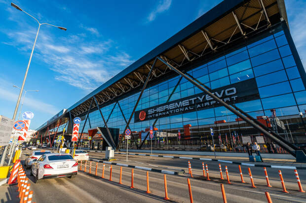 Baza: в Шереметьево произошел коллапс, пассажиры спят на полу