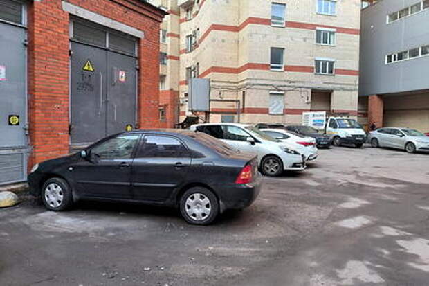 Припаркованные без номеров машины в Краснодарском крае теперь будут эвакуировать без составления протокола