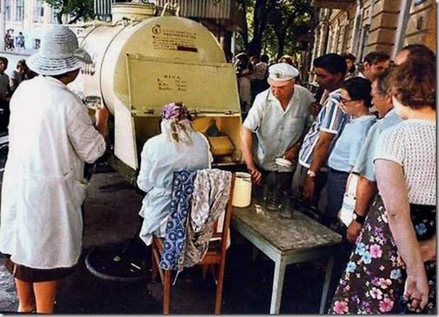 Летом был популярен квас из бочки, за ним ходили с бидончиками и с банками в авоськах, СССР, 1970-е история, события, фото