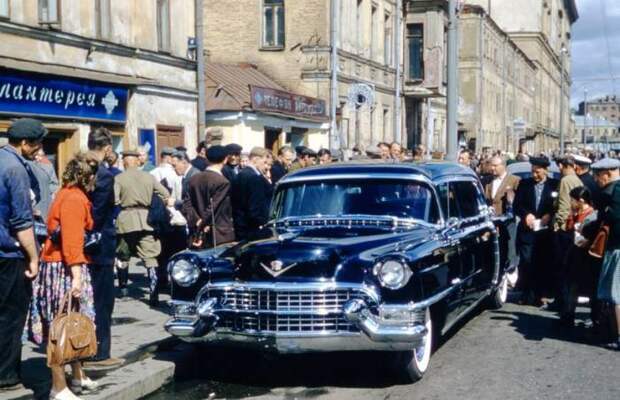 Особый ажиотаж у советских граждан вызвали американские автомобили знаменитой марки «Cadillac».