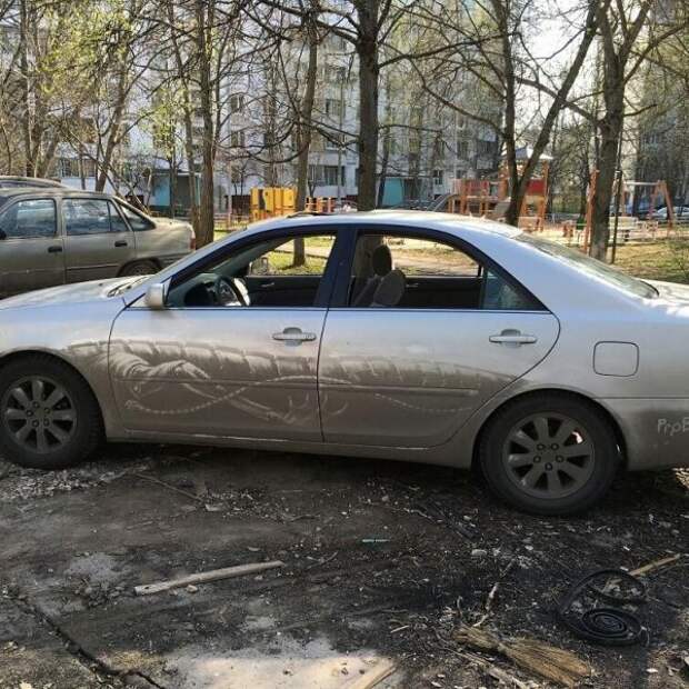 Московский художник использует грязь на авто в качестве холста
