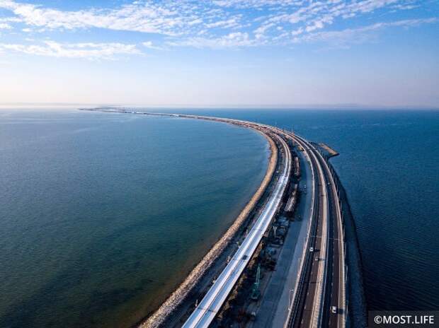 Строители продолжают возводить железнодорожную часть Крымского моста. Фото: most.life/multimedia