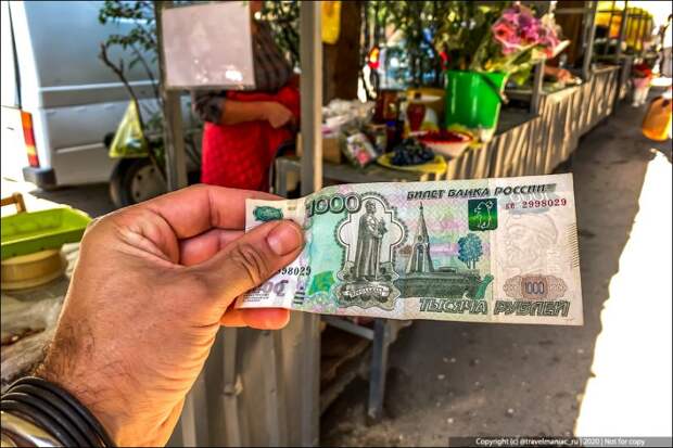 Дал сам себе 1000 рублей и пошел в магазин в курортном посёлке в Крыму. Взгляните, что я на них купил