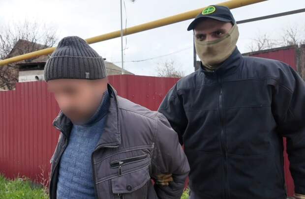 ФСБ показала кадры задержания готовившего теракты в Крыму