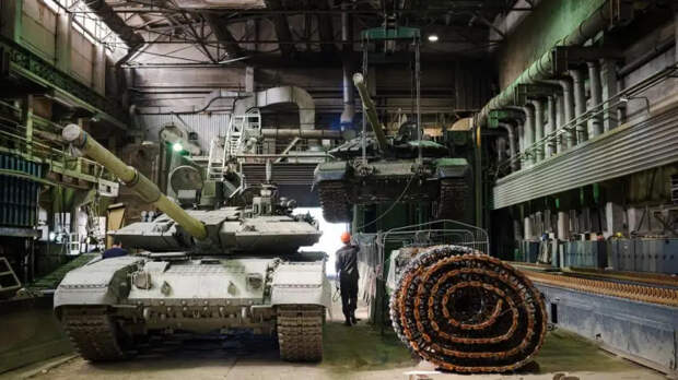 Военкор: выпускать нынешние танки бессмысленно