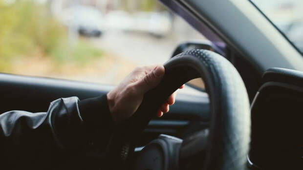 Из-за слишком снежной зимы россияне стали меньше покупать машины, считает эксперт