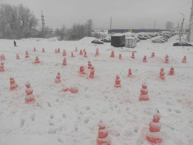 В Уфе раскрыли происхождение «красных снеговиков»: необычную акцию связали с продвижением томатов