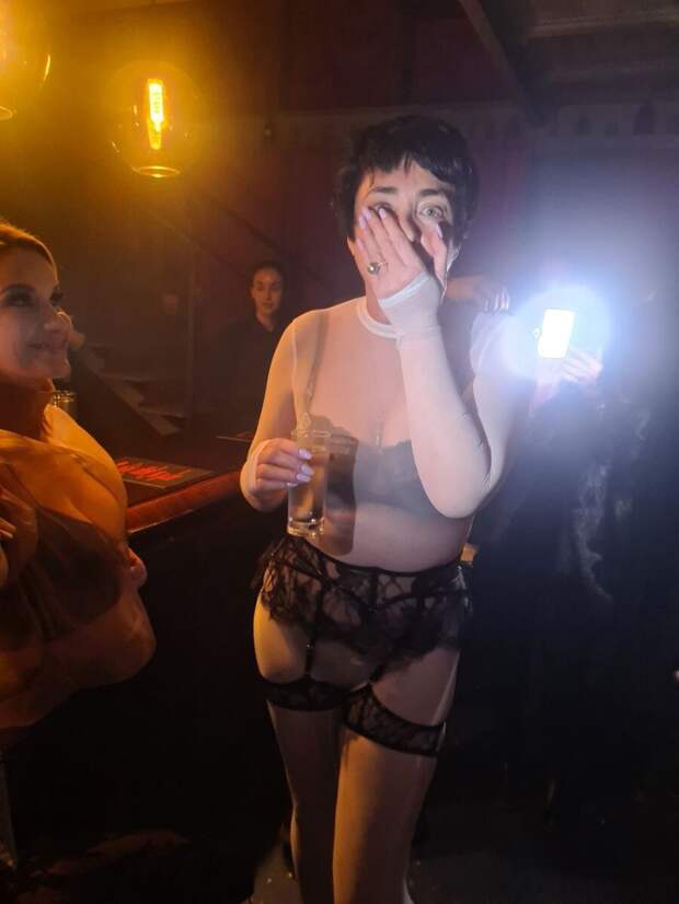 Богема Москвы собралась на «голую вечеринку» на которую, согласно дресс-коду, гости должны были прийти голыми.-9