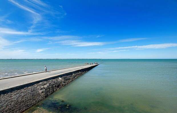 Дорога, дважды в сутки уходящая под воду дорога, вода