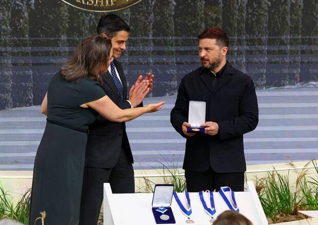 В России высказались о награждении Зеленского за борьбу