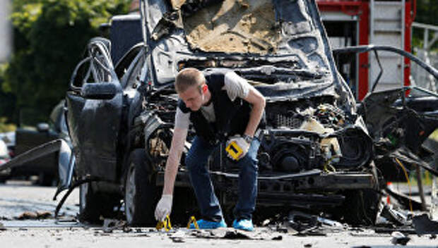 Автомобиль Mercedes в Соломенском районе Киева после взрыра. 27 июня 2017