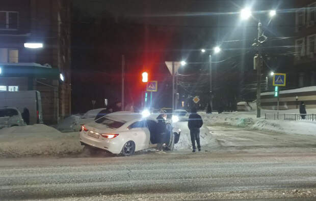 В Туле водителю иномарки стало плохо, и он улетел в сугроб