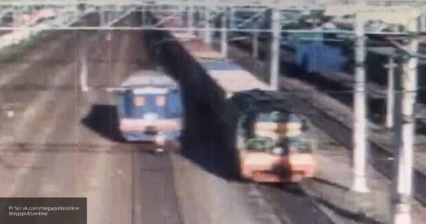 Буквально перемололо поездом парня в москве. Буквально перемололо поездом парня в москве. Буквально перемололо поездом парня в москве. Буквально перемололо поездом парня в москве. Парень в поезде.