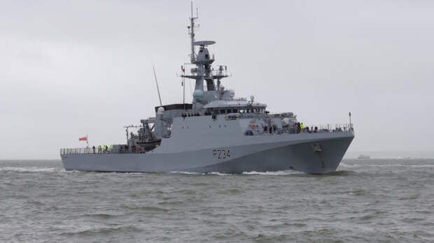 Британский флот вытеснил российское судно из Бристольского залива