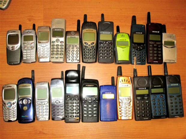 Первые мобильные телефоны, которыми могли похвастаться только очень обеспеченные люди.