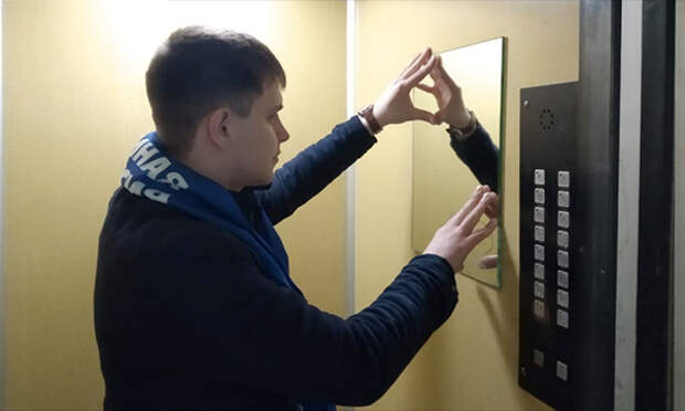 Замена зеркала. Фото: er.ru