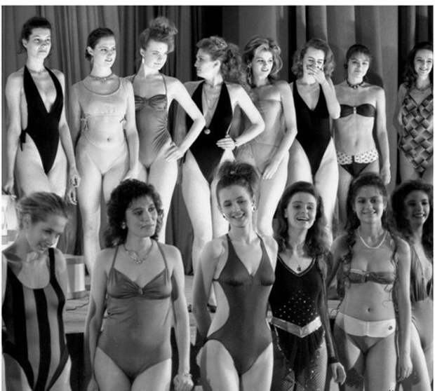Участницы конкурса «Московская красавица-1988» позируют в купальниках