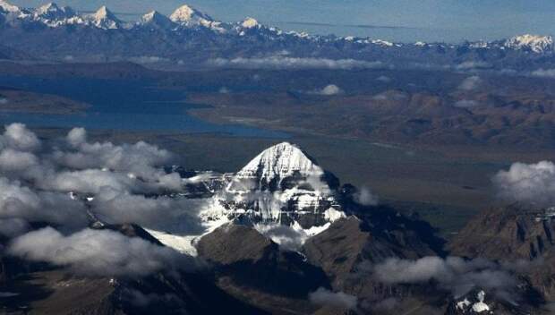 Фото Кайласа с вертолёта. / Фото: www.mt-kailash.ru Фото Кайласа с вертолёта. / Фото: www.mt-kailash.ru