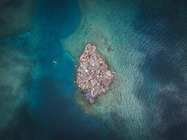 Как 1000 людей уживаются на острове размером с футбольное поле