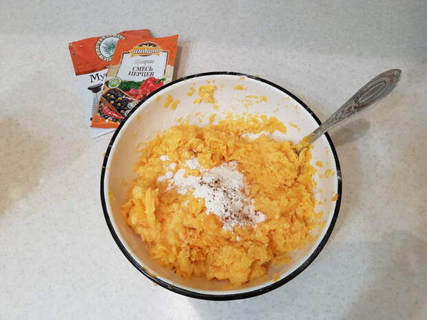 Оранжевые оладушки от бабушки. Только тыква, яйца и мука - просто и вкусно