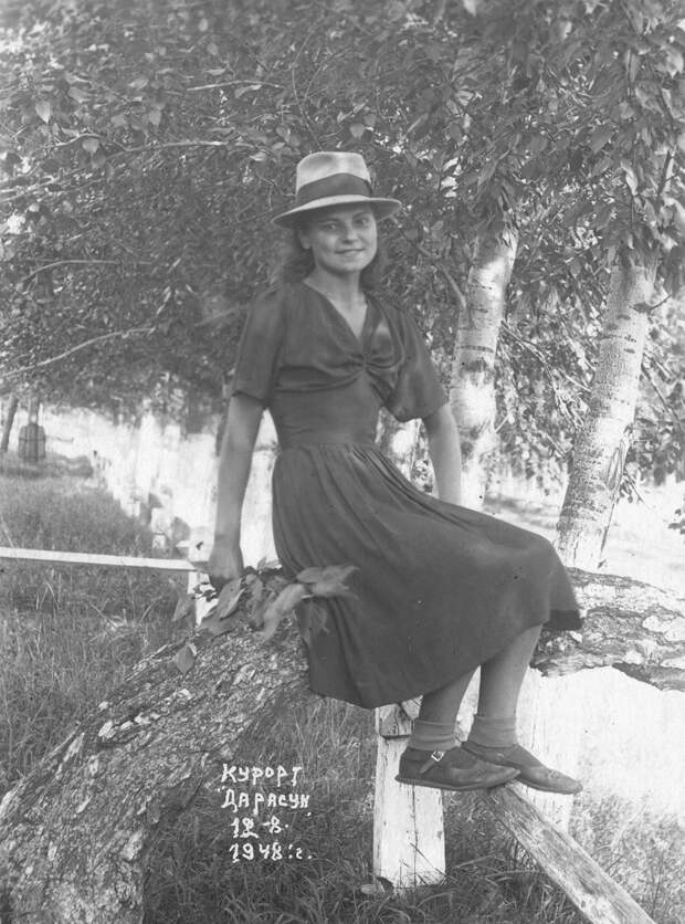 Портрет девушки в туфлях «баретках», курорт «Дарсун», 1948 год