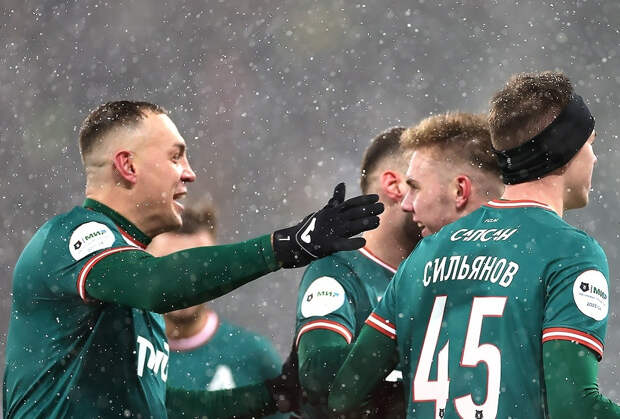 Суперпас Дзюбы добил «Зенит»! Чемпион в снегопад проиграл «Локомотиву» и снова уступил первое место «Краснодару»