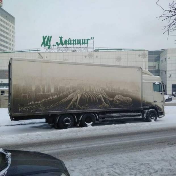 Московский художник использует грязь на авто в качестве холста