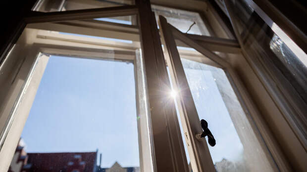 Мошенники убедили подростка выбросить из окна 40 тысяч долларов в Москве