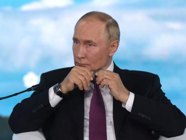 Президент России Владимир Путин на пленарной сессии Восточного экономического форума© POOL