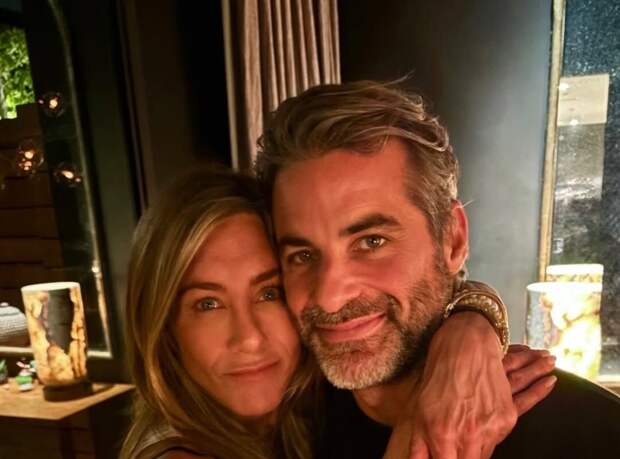 Актриса Дженнифер Энистон показала фото в объятиях гипнотерапевта Кертиса