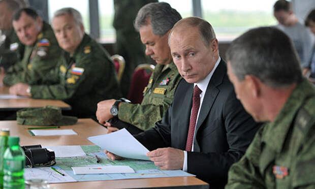 Киеву - напрячься: президент России Владимир Путин уже совещается со своими военными по поводу Украины