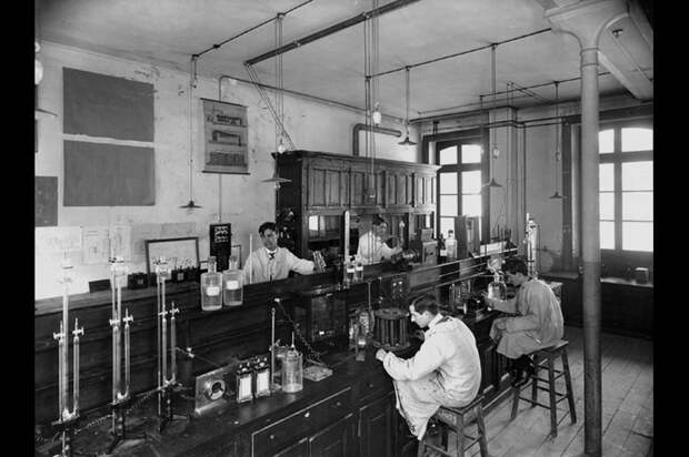Так выглядела химическая лаборатория Женевского университета, когда в ней занимался студент Михаил Цвет. / Родина
