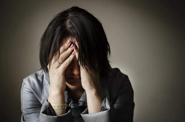 Невролог Лялите раскрыла: прищепки на бровях помогают при приступе мигрени