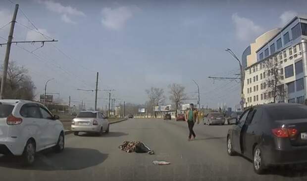 Курянин упал без сознания на проезжую часть улице Энгельса