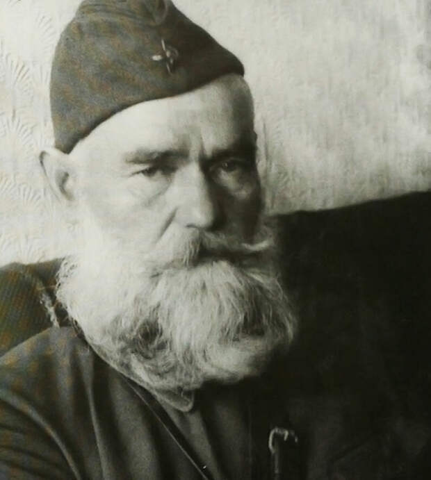 Никифор Захарович Коляда, (партизанский псевдоним — «Батя»)