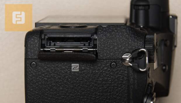 Порт для карты памяти под заглушкой на правой боковине корпуса Sony Cyber-shot DSC-RX10