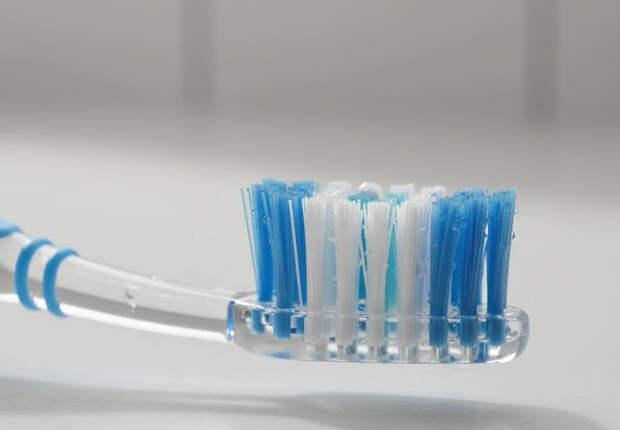 В Тюмени девушка умудрилась целиком проглотить зубную щетку