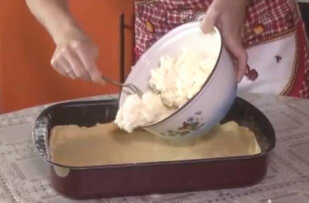 пирог с яблоками и вишней на кефире