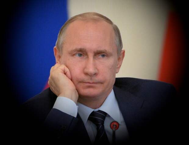 Путин слушает собеседника