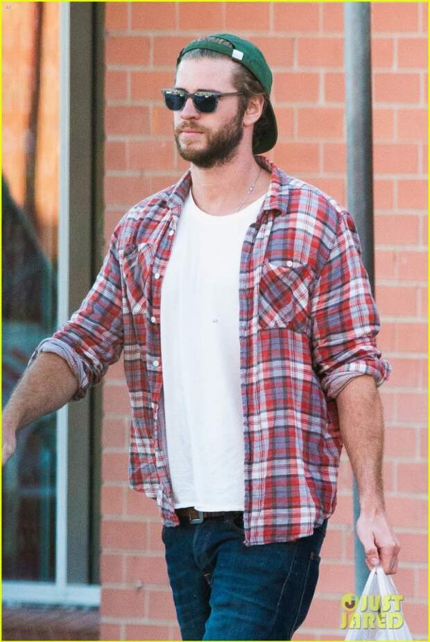 liam-hemsworth-picks-up-beer-with-his-buddy-in-australia-10