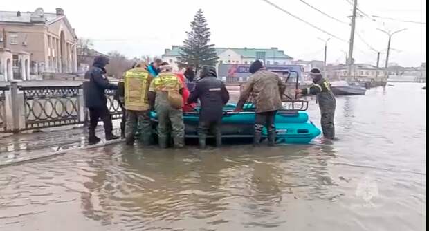 СПАСАТЕЛЯМ ПРИШЛОСЬ ЛОДКАМИ ВЫВОЗИТЬ ТЫСЯЧИ ПОСТРАДАВШИХ//СТОП-КАДР ВИДЕО ИЗ ТГ-КАНАЛА МЧС РОССИИ