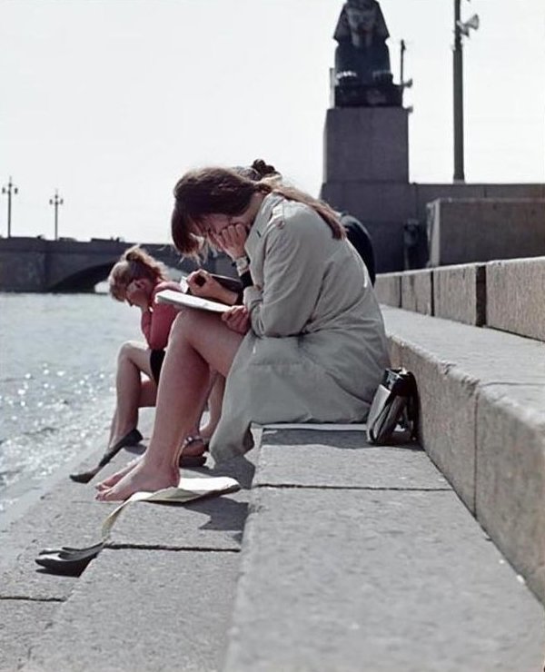 16. Подготовка к сессии на берегу Невы, 1970-е девушки, интересно, советские студенты, современные студенты, студентки, студенты, тогда и сейчас, фото