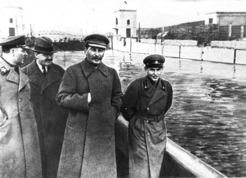 Klim-Voroshilov-Vyacheslav-Molotov-Iosif-Stalin-i-Nikolaj-Ezhov-na-kanale-Moskva-Volga.-22-aprelya-1937 Klim-Voroshilov-Vyacheslav-Molotov-Iosif-Stalin-i-Nikolaj-Ezhov-na-kanale-Moskva-Volga.-22-aprelya-1937