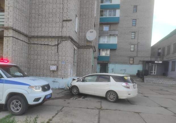 Хабаровский водитель с плохим самочувствием протаранила два авто, угол дома и скончался