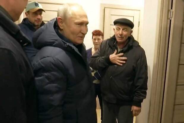 Во время неформального общения мариупольцы рассказали Владимиру Путину, что живут в новых квартирах