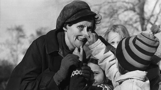 Астрид Линдгрен с детьми.