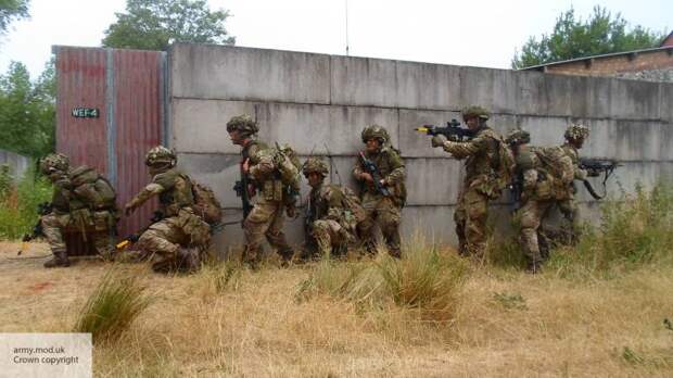 Mirror: британским войскам на границе России приказали изобразить усердную работу